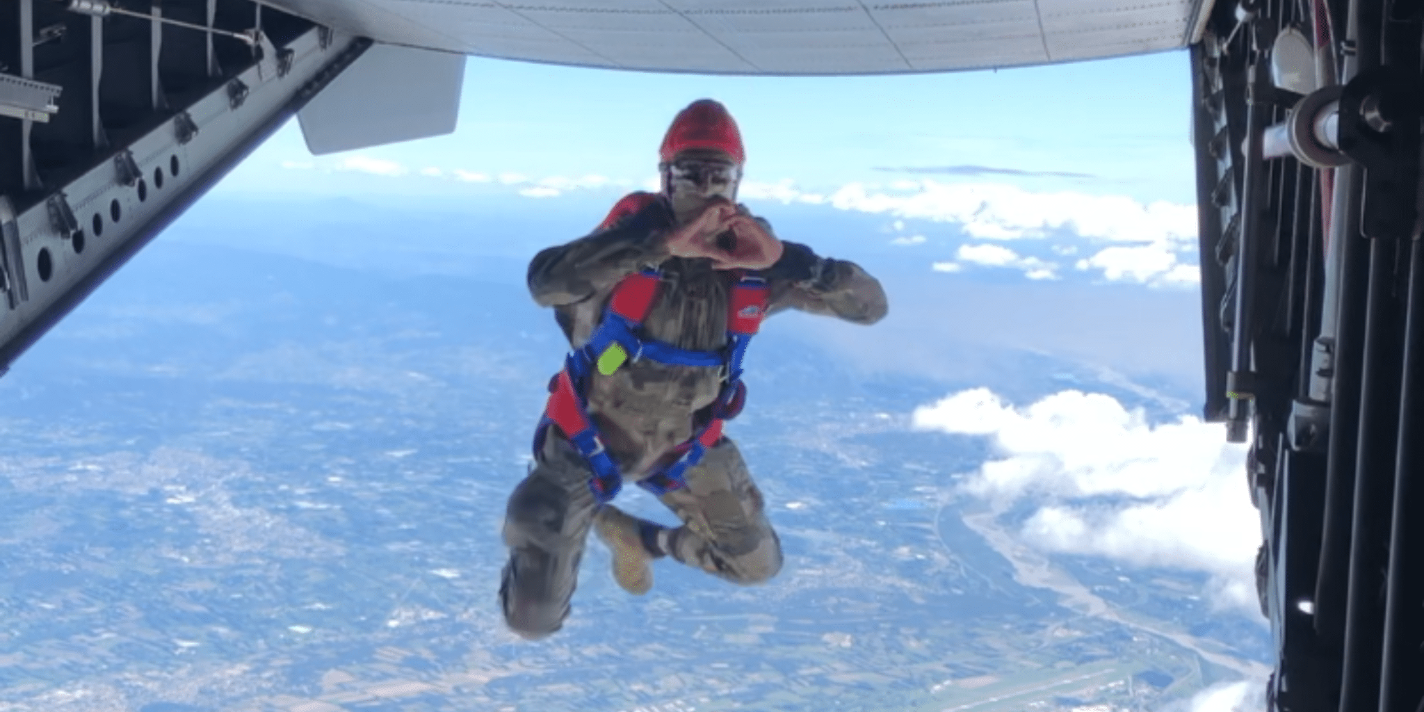 Une séance de saut à ouverture retardée d'un Commando Parachutiste