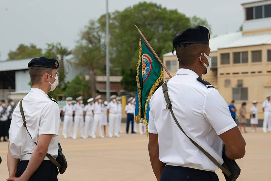 Deux militaires lors d'une cérémonie officielle à l'étranger