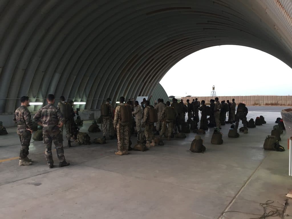 Un exercice parachutiste pour Commando Parachutiste avec la nation hôte