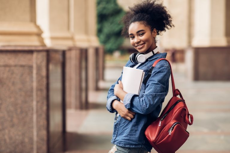 étudiante-souriant-dans-les-couloires-de-l'université