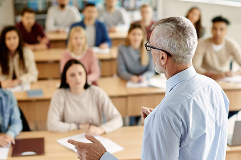 professeur dans une salle de classe