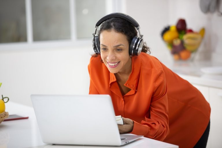 jeune-femme-souriant-devant-un-ordinateur