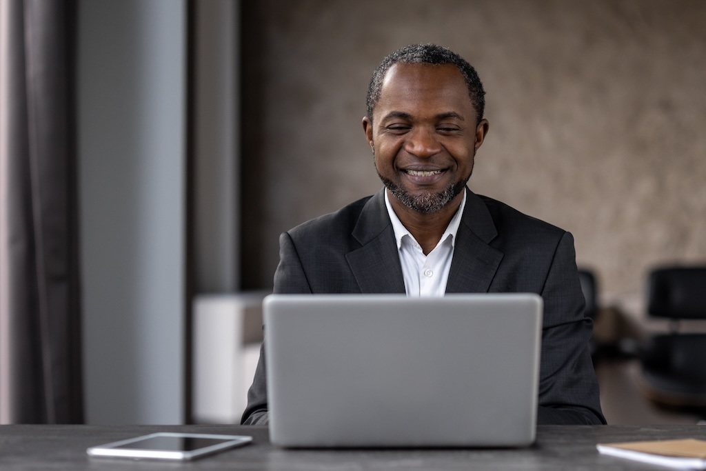 homme-en-costume-couriant-devant-un-ordinateur