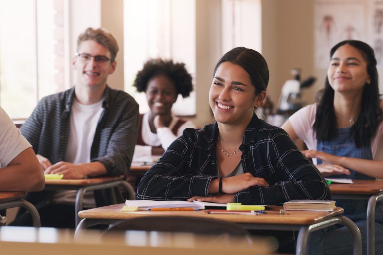 groupe-délèves-en-salle-de-classe-souriants