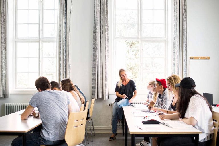 enseignant-dans-une-salle-de-classe