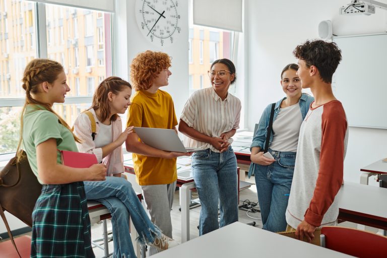 étudiants souriants en classe